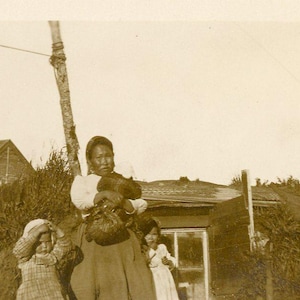Antiquité Photo esquimau indigène de la mer de Béring à Port Heiden en Alaska, photographie femme mère bébé enfants enfants vintage
