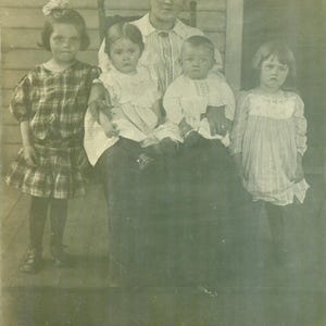 Vera Wyvone Mildred Clinton Eirlizer Mère, enfants, bébés filles, sur le porche, carte postale avec photo réelle antique RPPC