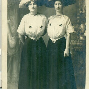 Große Hüte und kleine Taillen Junge Frauen Korsett Taille Kleid Stehende Porträt Antike RPPC Echtfoto-Postkarte