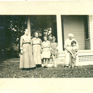 Ragazzo indisciplinato che viene rimproverato dalla nonna per la foto in bianco e nero da cartolina con foto reale RPPC antico