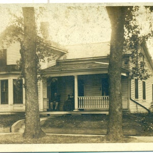 Casa vitoriana, velho marido, esposa, sentado na varanda da frente, antigo RPPC, foto real, cartão postal, foto preta e branca