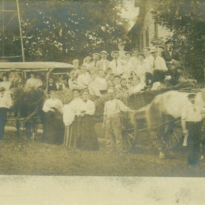 Hay Wagon Ride große Gruppe von Menschen sitzen Pferd gezeichnet Cart 1900er Jahre RPPC echte Foto Postkarte Antik