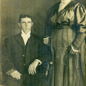 Mulher com excesso de peso e conjunto pesado, esposa com marido magro, homem, estúdio, retrato, antigo, RPPC, foto real, cartão postal