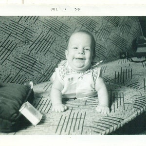 1956 Chubby Baby Crawling auf Couch Zigarette Pack Foto schwarz weiß Foto