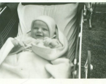 1945 Happy Baby in Buggy Carriage Pram 1940s vintage Noir et Blanc Photo Photo