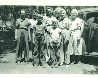 1940s Western familia foto coche mujer en pantalones Cowboy Sombrero Hombre Bosque 40s Vintage fotografía negro blanco foto