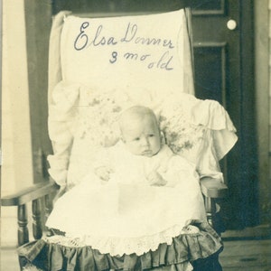 1914 エルサ ドナー サットンズ ベイ MI 赤ちゃんの写真 玄関ポーチ チェア RPPC 実写 ポストカード 写真