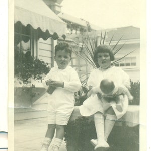 Zungen aus Puppe Baby Mädchen junge Alike Bruder Schwester 1920er Jahre Foto schwarz weiß Foto