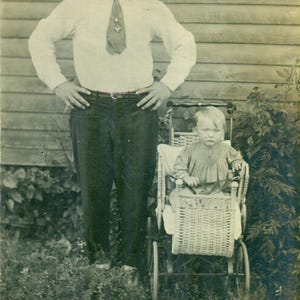 Stolzer Papa steht mit Baby Mädchen im Korbwagen vor dem Haus 1910er Jahre Antike RPPC Real Photo Postkarte