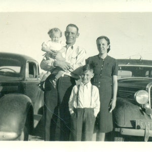 Família Em Pé Entre Dois Carros Foto Folclórica Das Planícies Do Meio-Oeste Da Década De 1940 Preto Branco Fotografia