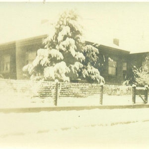 Enrolador país das maravilhas artesão casa árvores neve paisagem antigo rpc foto real cartão postal fotografia preto branco foto