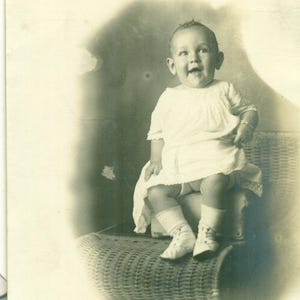 Carte postale photo authentique RPPC antique de portrait de bébé heureux d'Emerson McElroy