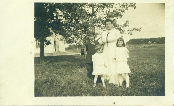 1910 photo postcard of mother and children, wagon drawn by ‘Old Babs’ 1910 photo postcard of mother and children, wagon drawn by ‘Old Babs’