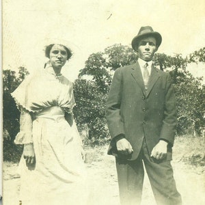 Jovem marido e mulher de pé do lado de fora, mãos em punhos, antigo RPPC, foto real, cartão postal, fotografia, preto e branco