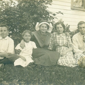 Frères Sœurs assis dans Grass Cross Legged Family 1910s RPPC Real Photo Postcard Antique Photograph