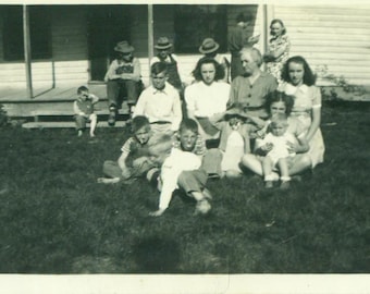 1940Rowdy Bunch Little Boys Tongue Out Old Men Overalls Farm Family Porch 40s Vintage Fotografía Blanco Negro Foto
