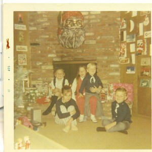 1971 Happy Kids op Christmas Morning Santa baksteen open haard 70s vintage foto kleurenfoto