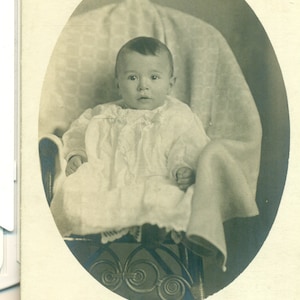 Große Augen Baby sitzend in Stuhl Studio Portrait 1900s Antike RPPC Echte Foto Postkarte