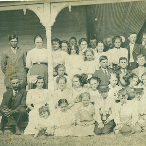 Kirche Gruppe Familienfoto Lustige Kinder Antik RPPC echte Foto Postkarte Fotografie Schwarz Weiß