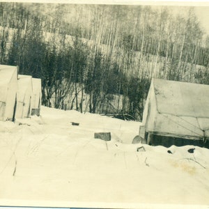 Minatori del campo tendato dell'Alaska del 1900 in piedi nella neve RPPC Cartolina fotografica reale
