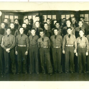 WW2 Ära Armee Soldaten Kaserne Gruppe Foto Uniformen 1940er RPPC Echt Foto Postkarte Fotografie