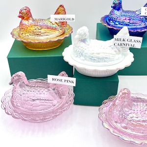 Bonbonnière poule couverte au CHOIX, 14 couleurs au choix 4 po. de haut, 6 5/8 po. de long et 5 1/2 po. de large, fabriqué par Mosser Glass Company