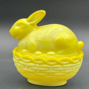 Mosser Bunny Covered Dish Dandelion Glows under UV light 3 3/4" High 4" Long