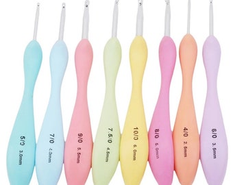 Crochet Hook Set - Sizes 2.5mm to 6.0mm - 8 hooks total