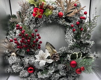 Couronne de Noël artificielle de 20 po., couronne des fêtes, couronne de la porte d'entrée, couronne enneigée, baies de houx, pommes de pin, aiguilles de pin argentées