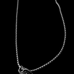 Może przedstawiać: Srebrny naszyjnik z łańcuszkiem i zawieszką w kształcie kilku srebrnych serc. Każde serce ma szczeg&oacute;łowy wz&oacute;r.