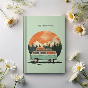 Könnte beinhalten: Ein Notizbuch mit hellgrünem Einband mit einer Retro-Grafik eines türkis-weißen Wohnmobils. Der Van befindet sich vor einem Hintergrund aus Bergen und einem Sonnenuntergang. Die Worte "my adventures" sind oben aufgedruckt.