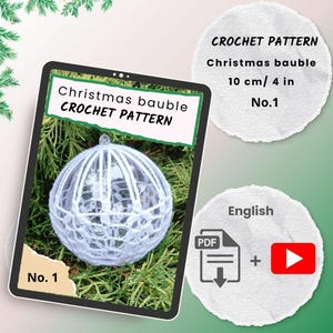 以下が含まれることがあります： 白いクリスマスオーナメントのクロシェパターンが表示されたデジタルタブレット。パターンは「Christmas bauble CROCHET PATTERN」というタイトルで、「No. 1」と番号が付けられています。オーナメントの直径は10cmです。画像には、PDFダウンロードアイコンと再生ボタンも含まれています。