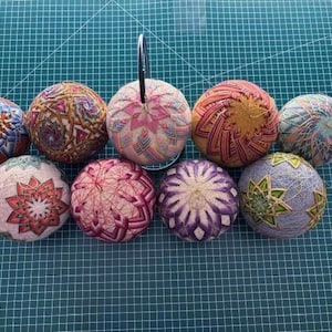Boules de Noël Temari assorties | Couleurs pastel bleu rose violet ornement décoratif à suspendre amitié japonaise artisanat vacances broderie