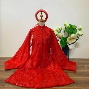 Ao tac ricamato rosso per donne, co phuc vietnamita per donne, Việt Phục preconfezionato, matrimonio tradizionale vietnamita ao dai per donne