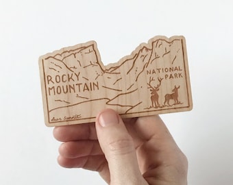 Pegatina de madera de las Montañas Rocosas. Calcomanía del Parque Nacional. Madera de Cerezo Sostenible. Adhesivo sin plástico.