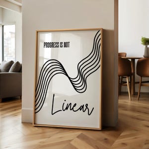 Puede incluir: Una impresión de arte minimalista en blanco y negro con un diseño de línea ondulada y el texto "Progress is not Linear".