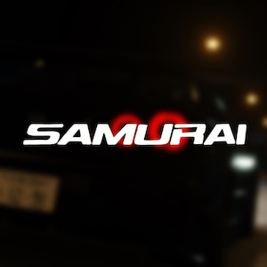 Puede incluir: Un coche negro con la palabra "SAMURAI" en letras blancas en la parte trasera. Las luces traseras rojas del coche están encendidas. El fondo es oscuro y borroso, lo que sugiere un escenario nocturno.