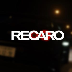 Puede incluir: Un logotipo blanco "RECARO" en un coche negro con luces traseras rojas. El coche está desenfocado en el fondo.