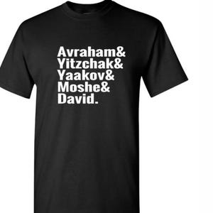 Puede incluir: Camiseta negra con texto blanco que dice "Avraham & Yitzchak & Yaakov & Moshe & David."