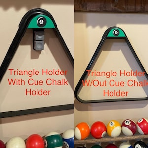 Könnte beinhalten: Schwarzer und grüner Dreieck-Pool-Queue-Halter mit grünem Akzent und der Zahl 8. Der Halter ist für Poolkugeln konzipiert. Der Text "Triangle Holder With Cue Chalk Holder" ist sichtbar.