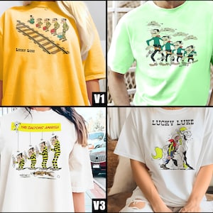 Può includere: Quattro magliette diverse con il personaggio dei cartoni animati Lucky Luke. La prima maglietta è gialla con una scena di Lucky Luke e i fratelli Dalton. La seconda maglietta è verde con una scena di Lucky Luke e i fratelli Dalton. La terza maglietta è bianca con una scena dei fratelli Dalton. La quarta maglietta è bianca con una scena di Lucky Luke a cavallo.