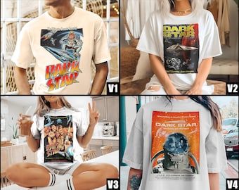 Puede incluir: Cuatro camisetas diferentes con el cartel de la película de ciencia ficción de 1974 "Dark Star". Las camisetas son de color blanco y crema con mangas cortas. El cartel de la película presenta una nave espacial y el texto "Dark Star".