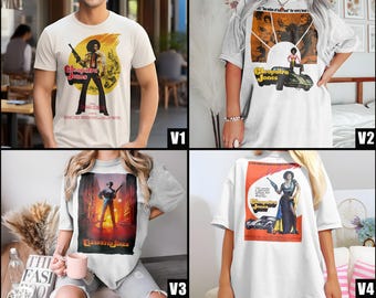 Puede incluir: Cuatro camisetas blancas con diferentes imágenes de Cleopatra Jones, una película de blaxploitation de 1973. Las imágenes incluyen un primer plano de Cleopatra Jones sosteniendo un arma, una escena con Cleopatra Jones conduciendo un coche y una escena con Cleopatra Jones de pie frente a un edificio.