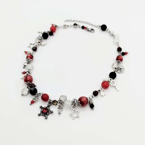 Nette dämonische Halskette // Edelstahlschmuck, Gothic Rot schwarzes Kreuz Groll stylisches Outfit, kurze verlängerte Yume Alt Fashion Perlen.
