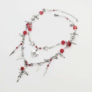 Petalsteel Halskette // Edelstahlschmuck, Gothic Rot Schwarz Kreuz Groll stylisches Outfit, kurze verlängerte Yume Alt Fashion Perlen.