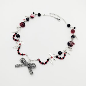 Metall Bogen kurze Halskette // Bogen Cosplay Schmuck, Gothic rot schwarz Kreuz Groll stilvolles Outfit, kurz verlängerte Yume Alt Mode Perlen Halsband