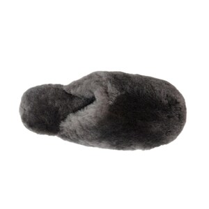 Puede incluir: Un par de pantuflas grises y peludas. Las pantuflas están hechas de un material suave y mullido y tienen un diseño simple y cómodo.
