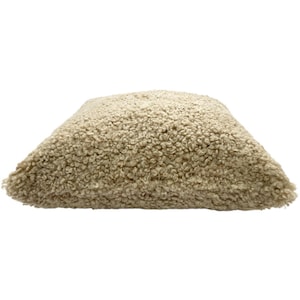 Puede incluir: Un cojín cuadrado beige con una superficie texturizada y rizada, similar a la piel de oveja. El cojín es de color neutro y parece suave y afelpado, adecuado para la decoración del hogar.