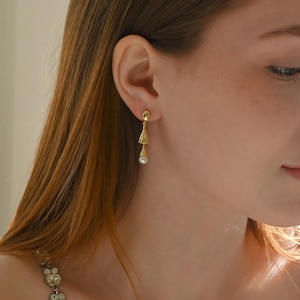 Pendientes de perla en forma de lágrima, pendientes largos vintage, delicados pendientes de perla con forma de campana dorada, pendientes de boda, regalo de joyería para dama de honor.