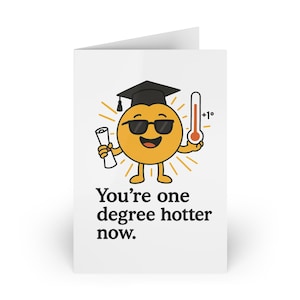 Tarjeta de graduación divertida - Un grado más sexy - Lindo regalo para graduados universitarios, tarjeta de graduación con un juego de palabras para él, su amigo o la generación de 2025